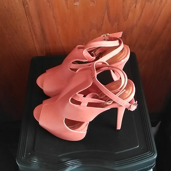 Women Shoes - Picture 3 of 9